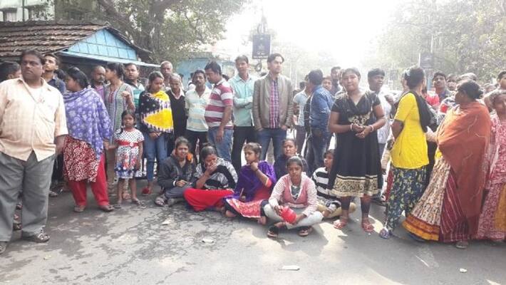 Local people protest against police with money in hand regarding Tangra incident in Kolkata Local people protest against police with money in hand regarding Tangra incident in Kolkata