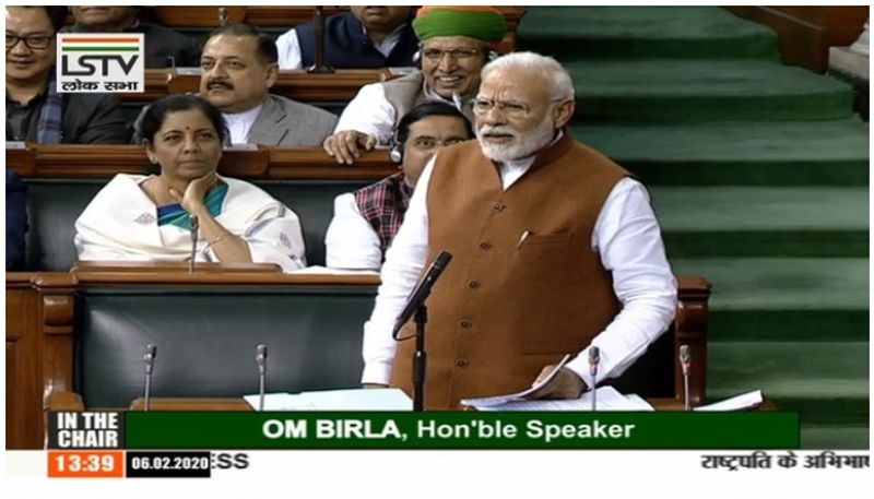 নেহরু-ও কি সাম্প্রদায়িক ছিলেন, প্রশ্নের প্যাঁচে কংগ্রেস-কে ঘায়েল করলেন মোদী বিতর্কিত নাগরিকত্ব আইন বা সিএএ-তে সংখ্যালঘু মুসলিমদের প্রতি বৈষম্যমূলক আচরণ করা হয়েছে। সিএএ পাস হওয়ার পর থেকে এই প্রশ্নেই কেন্দ্রকে বিদ্দ করছে বিরোধীরা। বৃহস্পতিবার জওহরলাল নেহরু অস্ত্রে সেই অভিযোগ উড়িয়ে বল কংগ্রেসের কোর্টে পাঠিয়ে দিলেন প্রধানমন্ত্রী নরেন্দ্র মোদী। শুধু নেহেরু নয়, দেশভাগ ১৯৭৫ সালের জরুরি অবস্থা এবং ১৯৮৪ সালের শিখ বিরোধী দাঙ্গার প্রসঙ্গ টেনে এদিন একেবারে কংগ্রেস-কে মাঠের বাইরে পাঠিয়ে দিলেন তিনি।