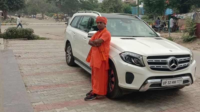 पुलिस ने जांच में कई सीसीटीवी फुटेज खंगाले थे। जिसमें एक फुटेज में रणजीत की पत्नी को घटना से कुछ देर पहले घटनास्थल से कुछ दूरी पर खड़ी होकर ग्लोब पार्क की तरफ इशारा करते हुए देखा गया था।