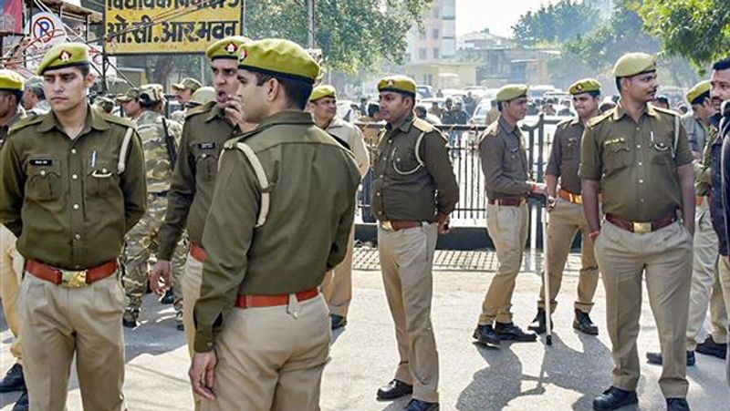 पुलिस ने सीसीटीवी में दिखी कार के जरिए शूटर दीपेंद्र वर्मा को मुंबई से दबोचा। आरोपी पत्नी स्मृति को भी गिरफ्तार कर लिया गया है।