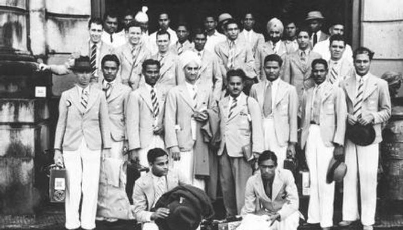 1964 జపాన్లోని టోక్యోలో జరిగిన ఒలింపిక్స్కి భారత్ 53 అథ్లెట్లను పంపింది. ఇందులో 52 మంది పురుషులు కాగా, ఓ మహిళ ఉంది. ఈ క్రీడల్లోనూ భారత హాకీ జట్టు తిరిగి స్వర్ణం సాధించింది.