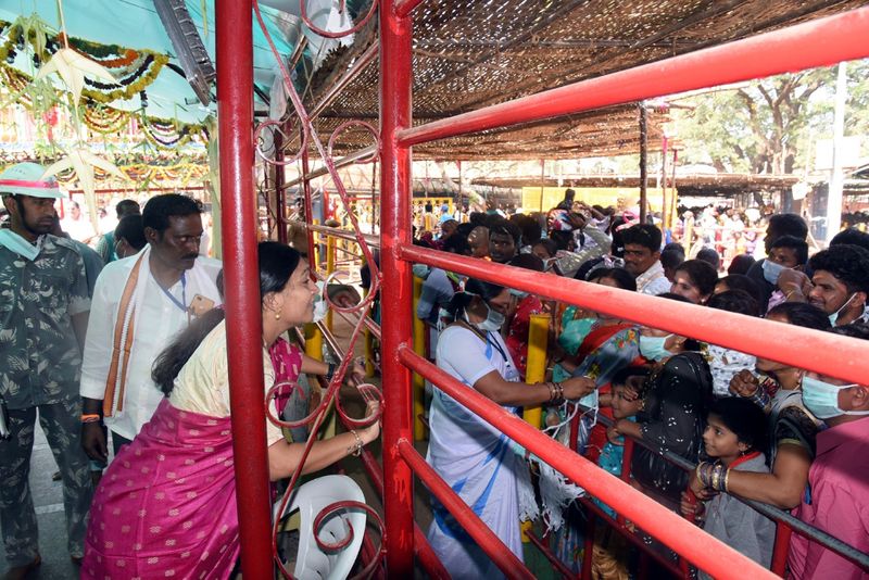 sammakka sarakka jatara: saralamma reaches medaram from kannepalli