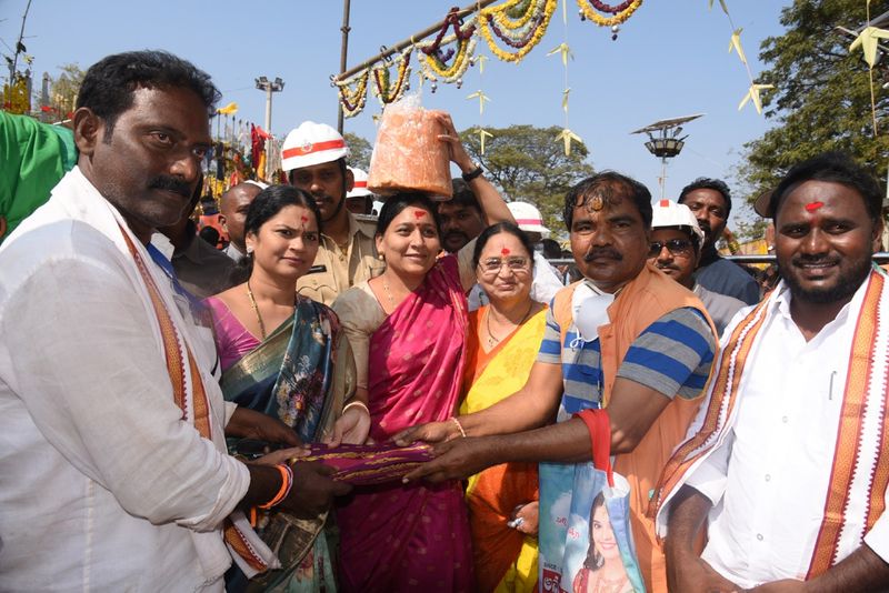 sammakka sarakka jatara: saralamma reaches medaram from kannepalli