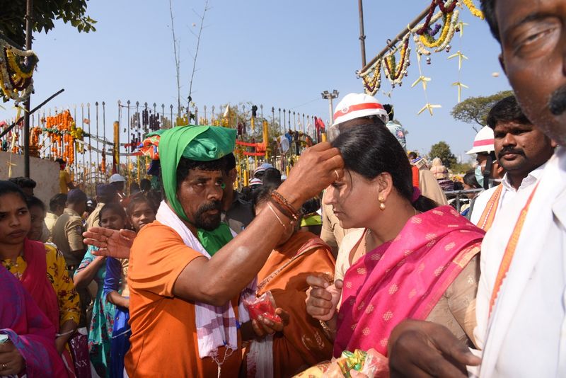 sammakka sarakka jatara: saralamma reaches medaram from kannepalli
