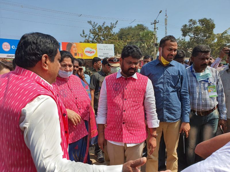 sammakka sarakka jatara: saralamma reaches medaram from kannepalli