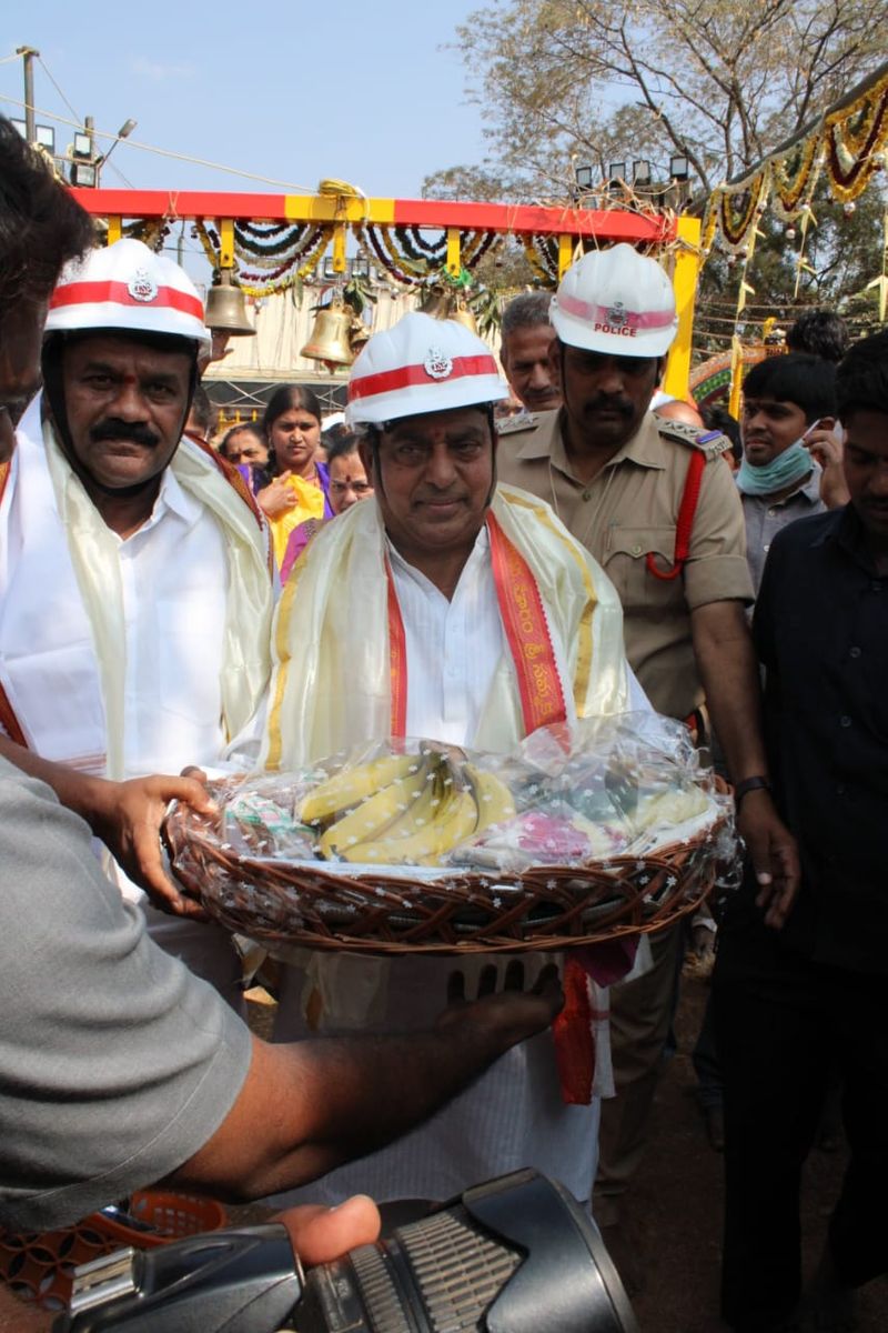 sammakka sarakka jatara: saralamma reaches medaram from kannepalli