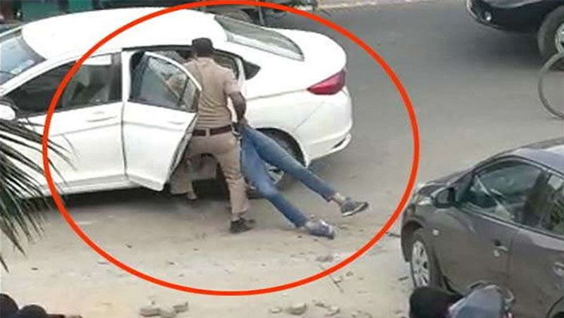 14 अक्टूबर 2018 को गुड़गांव के बीच बाजार में जज की पत्नी को सिक्योरिटी गार्ड ने गोली मार दी। उसके अगले दिन ही पत्नी रेणु की इलाज के दौरान मौत हो गई थी। इस घटना के बारे में पुलिस ने जांच में पाया था कि दोषी गनर महिपाल यादव (32) छुट्टी नहीं मिलने से तनाव में था। गनर का आरोप है कि ईसाई धर्म अपनाने पर जज की पत्नी उसे परेशान करती थी। महिपाल करीब दो साल से जज के साथ बतौर गनर तैनात था। वारदात के बाद उसने जज को तीन कॉल किए। इस दौरान कहा- 'मैंने तेरी पत्नी-बेटे को गोली मारी है। मेरी मां और लोगों को इसके बारे में बता देना।' (फाइल फोटो-गोली मारने के बाद बेटे को कार में घुसाने की कोशिश करता गनर)