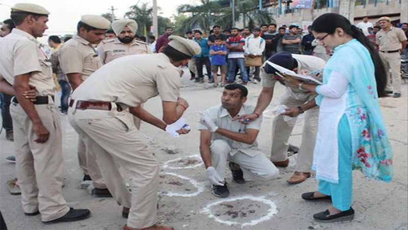 हिसार निवासी जज कृष्णकांत की 52 वर्षीय पत्नी रेणु और 30 साल का बेटा ध्रुव गनर महिपाल के साथ खरीदारी करने बाजार गए थे। जैसे ही कार से मां-बेटा उतरे महिपाल ने सर्विस गन से दोनों पर गोली चला दी। जज के बेटे ध्रुव को तीन गोली लगी थी। जिसमें एक सिर में, एक कान के पास और एक गर्दन में गोली जा धंसी। वहीं, पत्नी रेणु को सीने में एक गोली लगी थी। गोली मारने के बाद गनमैन ने लड़के को कार में डालने की कोशिश की थी। लेकिन कामयाब नहीं हुआ तो दोनों को छोड़कर कार से फरार हो गया। इस दौरान गार्ड एक ही बात कह रहा था- यह शैतान है और वह शैतान की मां। (फाइल फोटो- घटना स्थल)