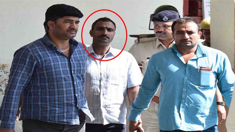दोषी महिपाल को जानने वालों ने बताया, महिपाल का पिता होशियार सिंह शराब पीने का आदी है। इसी कारण महिपाल की मां तृप्ति उसके जन्म से पहले ही कोसली अपने मायके चली गई। यहीं महिपाल की पढ़ाई हुई। वह थोड़ा क्रोधित स्वभाव का है। वह 2007-08 में हरियाणा पुलिस में भर्ती हुआ था। घर की माली हालत खराब होने के कारण महिपाल दिन में नौकरी के बाद रात को टैक्सी चलाता था। धर्म परिवर्तन के बारे में परिवार के लोग बताते हैं कि आजकल महिपाल चर्च में जाने लगा था। (फाइल फोटो- लाल घेरे में दोषी गनर)