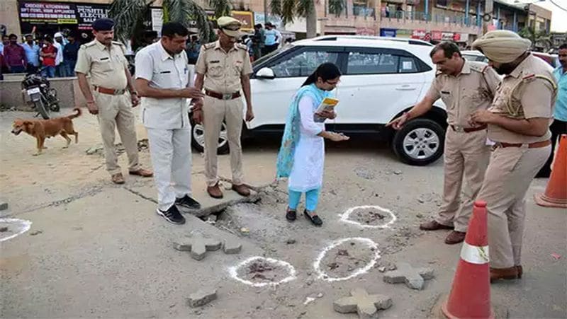 कुछ देर बाद जब महिपाल आया तो उसकी गैरहाजरी को लेकर उसे कुछ कहा। इसी दौरान ध्रुव ने महिपाल से कार की चाबी मांगी, जिसको लेकर दोनों के बीच झड़प हुई। गुस्से में महिपाल उसे कार से बाहर निकालने लगा। यह देखकर रितु ने भी महिपाल को फटकार लगाई। इससे नाराज होकर महिपाल ने रितु को 2 गोली मारीं। इसके बाद उसने ध्रुव पर 3 गोलियां दाग दी। (फाइल फोटो- घटना स्थल की)