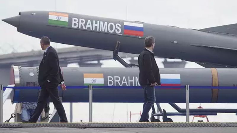 Pinaka missile system that will be deployed at Indias borders with Pakistan China BSS
