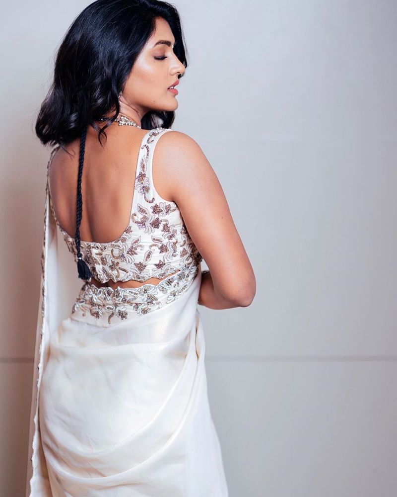 Telugu Heroine Eesha rebba Saree look photos