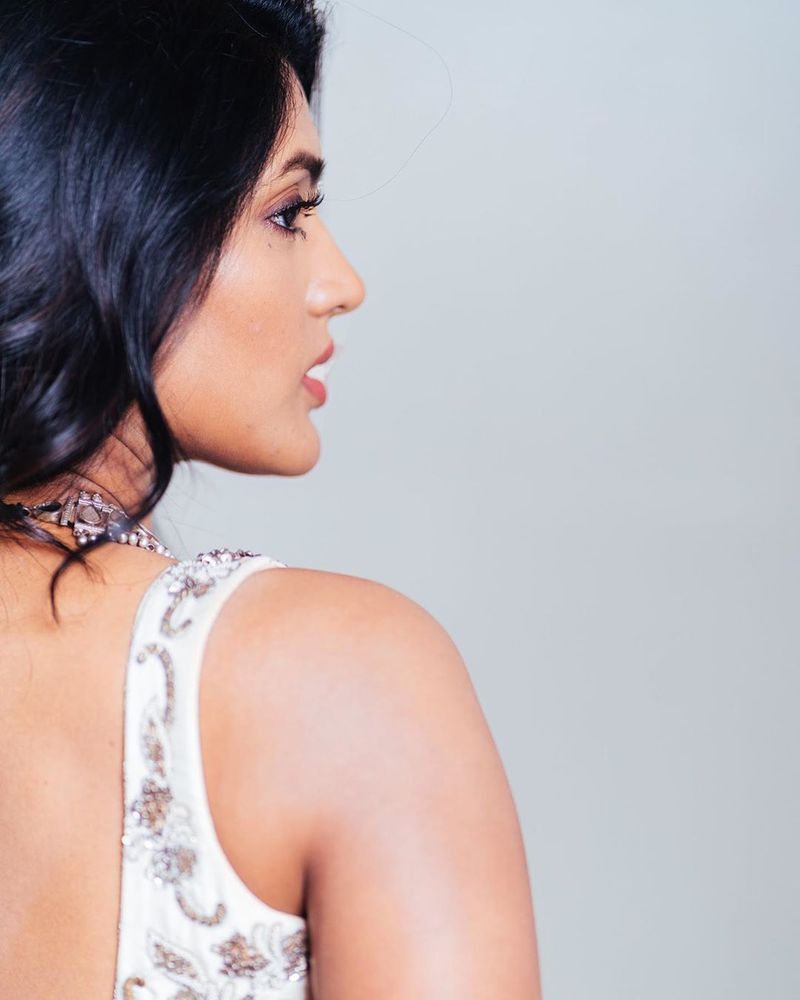 Telugu Heroine Eesha rebba Saree look photos