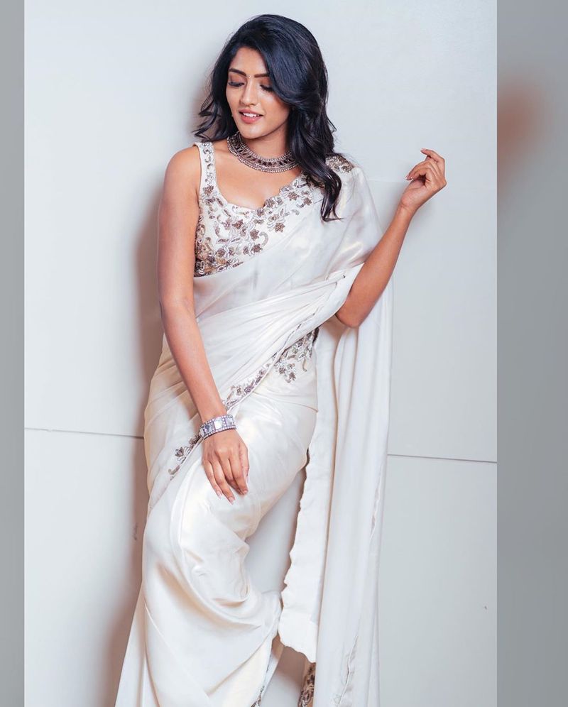 Telugu Heroine Eesha rebba Saree look photos