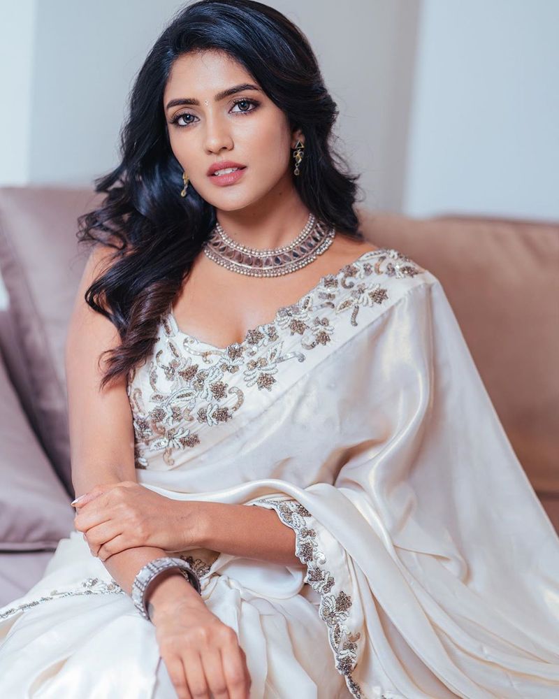 Telugu Heroine Eesha rebba Saree look photos