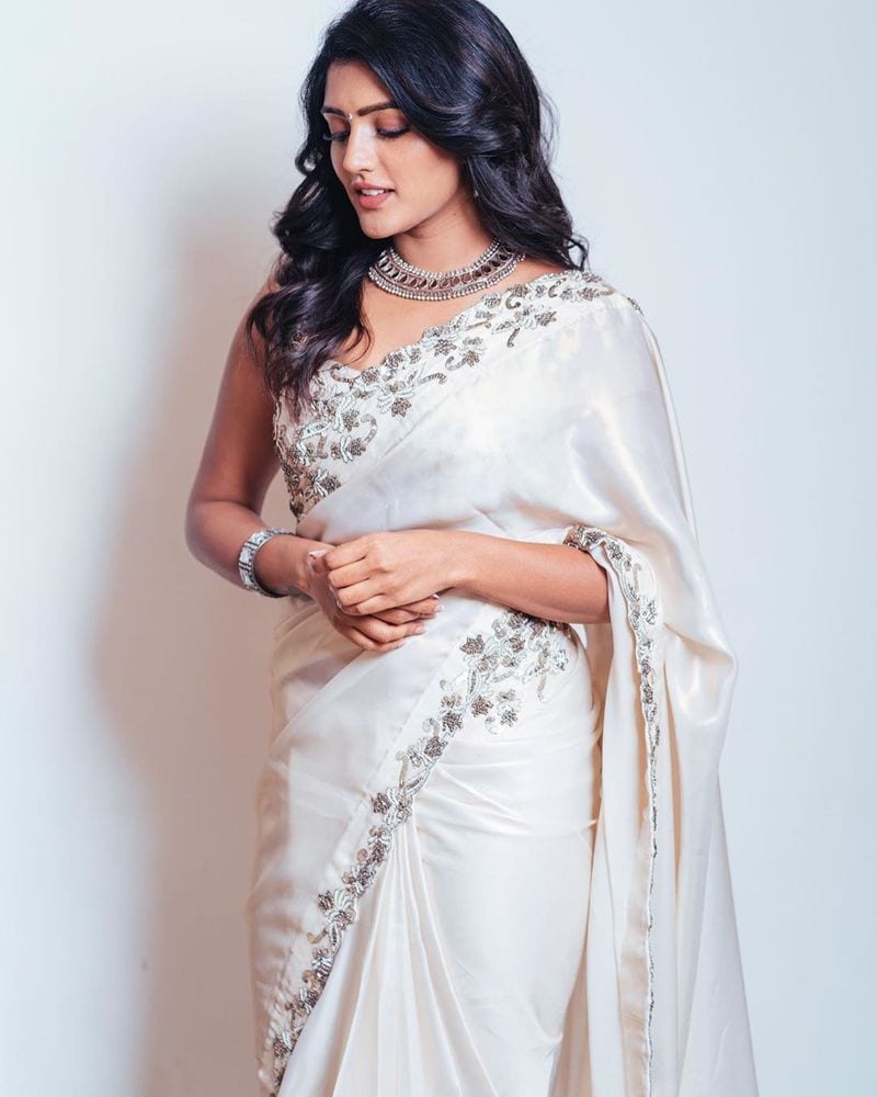 Telugu Heroine Eesha rebba Saree look photos