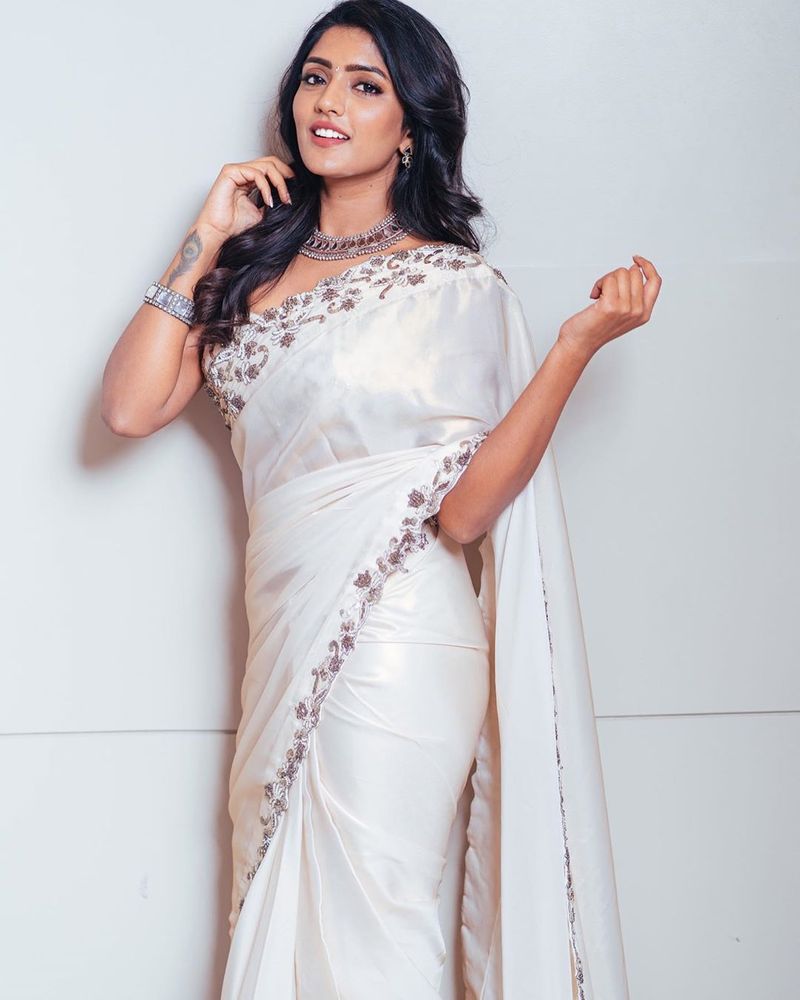 Telugu Heroine Eesha rebba Saree look photos