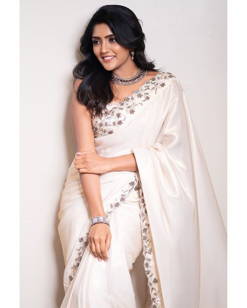 Telugu Heroine Eesha rebba Saree look photos