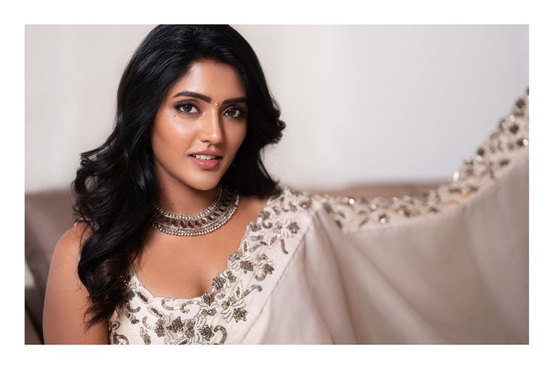 Telugu Heroine Eesha rebba Saree look photos
