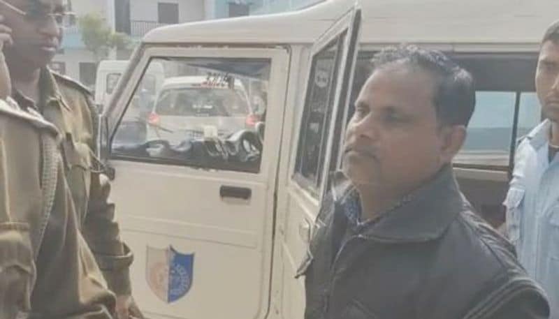 দড়ি বেঁধে মহিলাকে অত্যাচার, গঙ্গারামপুরকাণ্ডে পুলিশের জালে অভিযুক্ত উপপ্রধান গা-ঢাকা দিয়েছিলেন তিনি , কিন্তু শেষরক্ষা আর হল না। গঙ্গারামপুরে মহিলার উপর নারকীয় অত্যাচারের ঘটনায় তৃণমূল উপপ্রধান অমল সরকারকে গ্রেফতার করল পুলিশ। মালদহের বামনগোলা থেকে গঙ্গারামপুর আসার পথে অভিযুক্ত উপপ্রধান ধরা পড়ে যান বলে জানা দিয়েছে।