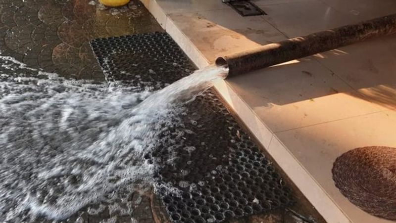इस दुर्गन्ध को लेकर कई लोगों ने कहा कि नल से पाने की जगह शराब आ रही है।