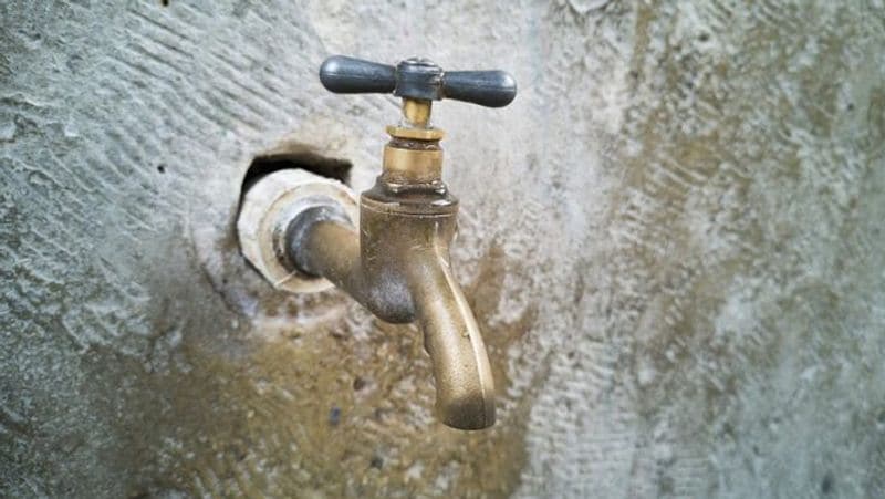 चलाकुडी के सोलोमोन एवेन्यू अपार्टमेंट में रहने वाले लोगो अचानक सुबह परेशान हो गए जब उनके घर की नल से आने वाले पानी से दुर्गन्ध आ रही थी।