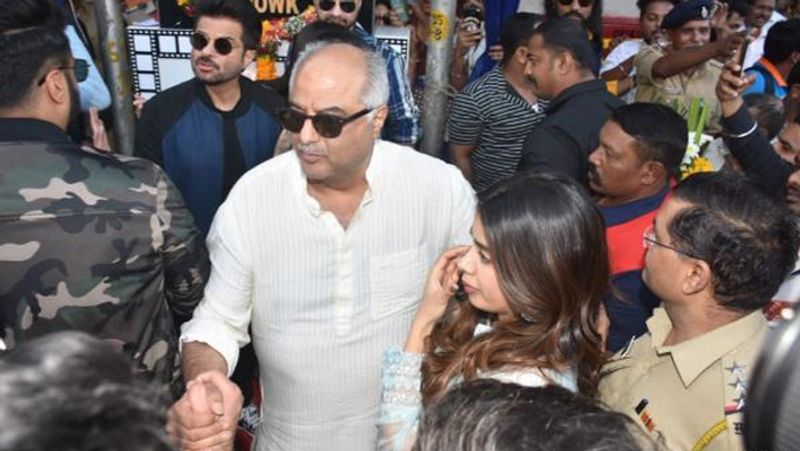 इवेंट में हर पल पापा बोनी कपूर के साथ जाह्नवी कपूर।
