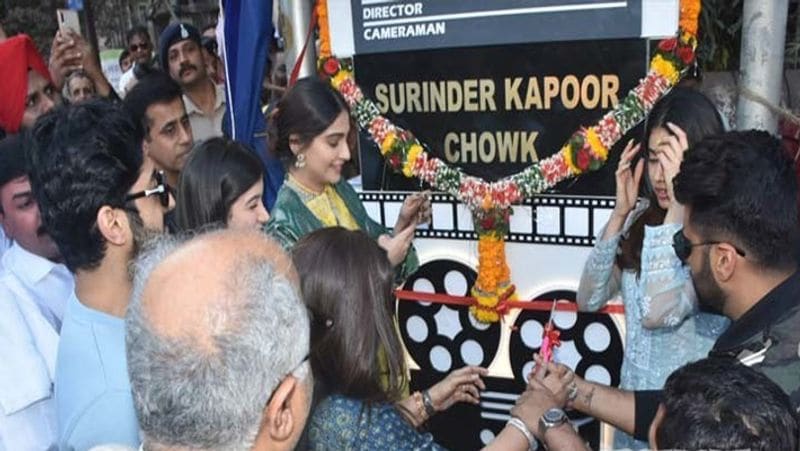 सोनम कपूर ने भी अपने इंस्टाग्राम पर इस फंक्शन के फोटोज और वीडियोज शेयर किए हैं। उन्होंने कैप्शन लिखा- 'मेरे दादा सुरिंदर कपूर के नाम पर चौक का अनावरण किया गया। मेरे अद्भुत प्यार और पागल परिवार के साथ। लव यू ऑल .. आप में से कुछ याद किया ...'