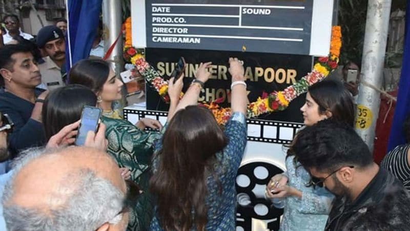 अनिल कपूर की बहन रीना कपूर ने पिता के नाम पर रखे गए चौक का शुभारंभ किया।