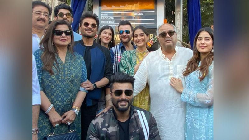 अर्जुन कपूर ने अपने इंस्टाग्राम पर फंक्शन की फोटोज शेयर कर अपने दादा को याद कर इमोशनल पोस्ट लिखी। उन्होंने लिखा- 'वह मेरी दादी के साथ इस शहर में आया थे, न जाने भविष्य में उनके लिए क्या रखा था। वे शायद इस उद्योग के लिए एक बाहरी व्यक्ति थे, लेकिन उन्होंने मुगल ए आजम में सहायक होने से लेकर अपने बच्चों और पोते-पोतियों तक अपनी विरासत और अपने परिवार के नाम के आगे प्रोडक्शन जारी रखने के लिए काम किया। चेंबूर के सभी लोगों का धन्यवाद इस चौक को एक वास्तविकता बनाएं रखने के लिए ... हमारे परिवार ने आप सभी का मनोरंजन करने का प्रयास किया क्योंकि मेरे पिता ने इस पेशे को अपना बनाया था, आज हमने इसे प्राप्त किया हैं और हां शायद हमारे पास एक उपनाम है जो जाना जाता है, लेकिन हमारे परिवार के लिए यह मुंबई में मेरे दादाजी सुरिंदर कपूर की भव्यता के साथ शुरू हुआ'।