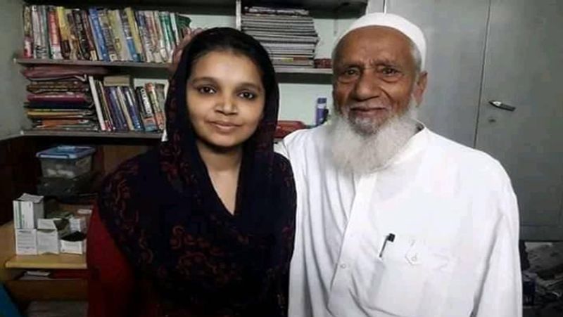 पिता की मौत के समय अंजुम की उम्र केवल चार साल थी। लेकिन अंजुम के बड़े भाई दिलशाद ने 16 साल की उम्र में ही पिता के व्यवसाय को सम्भालने का प्रयास किया लेकिन सफलता नही मिली। एक महीने में ही होटल बंद हो गया। जिसके बाद दिलशाद ने एक रेडीमेड कपड़े की दुकान पर नौकरी कर ली। बेहद कम सैलरी के बाद भी किसी तरह परिवार चलने लगा। इसके बाद दिलशाद ने जूते की छोटी सी दुकान खोली लेकिन वह भी नही चल पाई। इन संघर्षों के बाद भी दिलशाद ने कभी अंजुम को पिता की कमी महसूस नही होने दी।