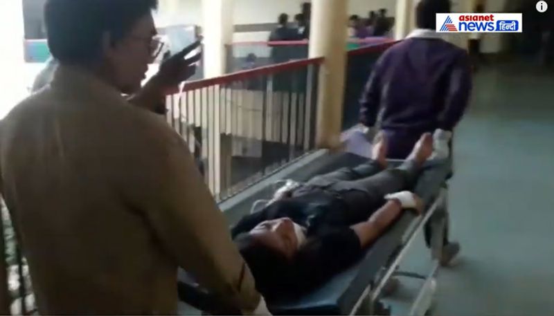 इस बीच छात्रा इंदौर में नौकरी करने लगी थी। हालांकि दोनों के बीच फोन पर बातचीत होती रहती थी। एग्जाम देने बुधवार को ही छात्रा इंदौर से बुरहानपुर आई थी। इसके बाद से छात्र लगातार उस पर मिलने का दवाब बना रहा था।