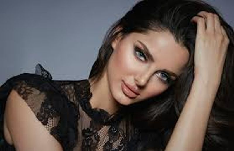 Bollywood actress Aishwarya Rai Bachchan is known worldwide and is very popular in Hollywood too after doing quite a few movies in the west.