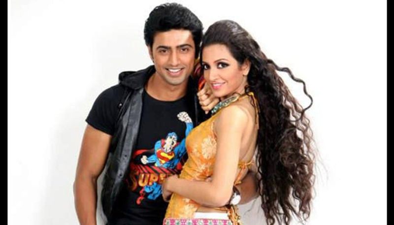 দেব-শুভশ্রী- টলিউডে পা রাখার কিছু দিনের মধ্যেই প্রকাশ্যে আসে দেব ও শুভশ্রীর মধ্যে থাকা সম্পর্কের কথা। পর পর ছবিও করতে থাকে এই জুটি। তখন শুভশ্রী দেবকে ছাড়া ছবি করতেন না। তবে সেই সম্পর্ক কয়েক বছর পর ভেঙে যায়।