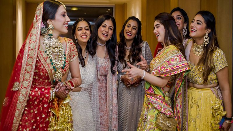 मंडप में जाने से पहले दुल्हन अनीसा अपनी फ्रेंड्स के साथ मस्ती करती हुईं।