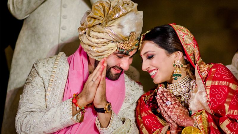 शादी की रम्सों के दौरान बेहद खुश नजर आए अरमान-अनीसा।