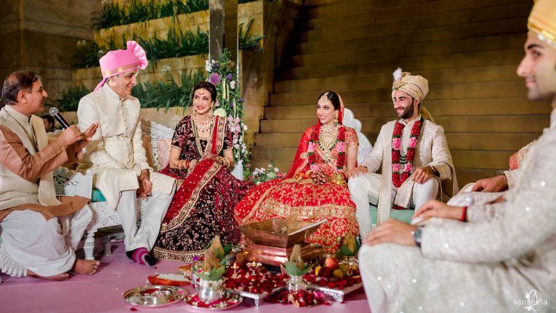 फेरों की रस्मों को निभाते अनीसा और अरमान। साथ में है अनीसा के मम्मी-पापा।