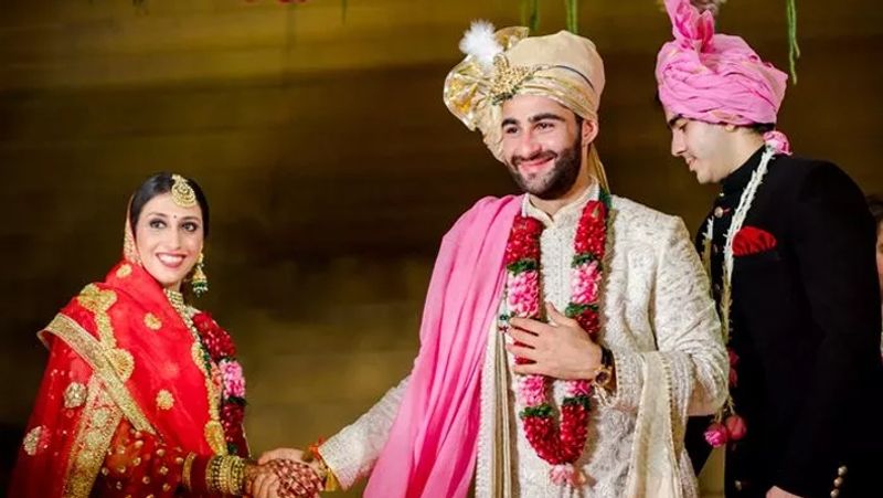 दुल्हन अनीसा का हाथ थामे फेरे लेते अरमान जैन।