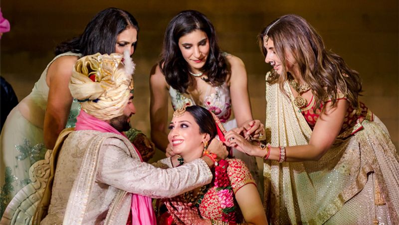 अपनी दुल्हन को मंगलसूत्र पहनाते समय भाभी श्वेता बच्चन ने मदद की।