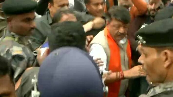 MUkul Roy and Kailash Vijayborgi are detained in CAA Support rally in Tollygunge MUkul Roy and Kailash Vijayborgi are detained in CAA Support rally in Tollygunge