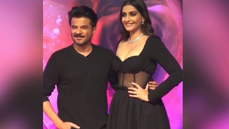 जहां एक ओर सोनम का मजाक उड़ा वहीं कुछ ने सोनम की आउटफिट की तारीफ भी की। एक ने लिखा- बाप-बेटी की कूलेस्ट जोड़ी, अल्टीमेट फैशन क्वीन ऑफ बॉलीवुड।