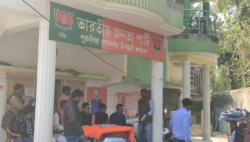 গেরুয়াশিবিরের অন্দরে বিদ্রোহের ইঙ্গিত, বিজেপি সাফাই অভিযানে বিক্ষুদ্ধরা দিন কয়েক আগে মহিলার মোর্চার দুই নেত্রীর ধস্তধস্তির ভিডিও ভাইরাল হয়ে গিয়েছিল সোশ্যাল মিডিয়ায়। আর এবার 'বিজেপি সাফাই অভিযান' নামছেন দলের প্রাক্তন কর্মীদের একাংশ! খুব তাড়াতাড়ি বিক্ষুদ্ধ বিজেপি নেতা-কর্মীরা জনসভাও করবেন বলে জানা গিয়েছে। পুরভোটের আগে পুরুলিয়ায় চাপে গেরুয়াশিবির। জেলায় যে গেরুয়াশিবিরের শক্তি বাড়ছে, তা মালুম হয়েছিল পঞ্চায়েত ভোটের সময়। গত লোকসভা ভোটে পুরুলিয়া আসনটি তৃণমূলের কাছ থেকে ছিনিয়ে নেয় বিজেপি। দুই লক্ষেরও বেশি ভোটে জেতেন পদ্মশিবিরের প্রার্থী জ্যোর্তিময় সিং মাহাতো। কিন্তু ঘটনা হল, পুরভোটের আগে বেকায়দায় পড়েছে বিজেপি। বিদ্রোহ মাথাচাড়া দিয়েছে গেরুয়াশিবিরের অন্দরের। জানা গিয়েছে,লোকসভা ভোটের পর থেকে দলে কোণঠাসা হয়ে পড়েছেন কর্মীদের একাংশ। সাসপেন্ড হয়েছেন পুরুলিয়া উত্তর মণ্ডলের প্রাক্তন সভাপতি নির্মল কেশরী, সাধারণ সম্পাদক নগেন ওঝা, ওবিসি মোর্চার সভাপতি বাবাই সেন-সহ বেশ কয়েকজন। এই বিক্ষুদ্ধ নেতা-কর্মীরাই এখন মঞ্চ গড়ে বিজেপি সাফাই অভিযানে নামার তোড়জোড় করছেন।