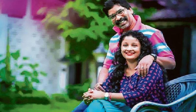 हेमंत के दो भाई थे। एक भाई दुर्गा की बीमारी के चलते मौत हो गई थी। छोटा भाई बसंत और बहन अंजली राजनीति में सक्रिय हैं।