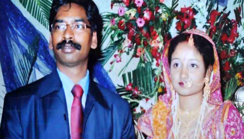 जब हेमंत सोरेन दूसरी बार झारखंड के मुख्यमंत्री बने, तब कल्पना उनके साथ कंधे से कंधा मिलाकर देखी गईं। हालांकि अभी वे राजनीति से दूर ही रहना चाहती हैं। इस कपल के दो बेटे हैं।