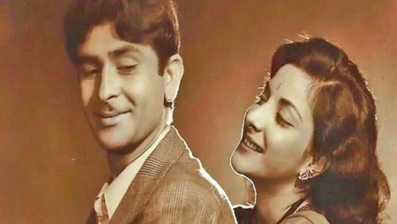 তাই প্রকাশ্যে একবার তাঁর বাবা ও নার্গিসের সম্পর্ক নিয়ে জিজ্ঞেস করা হলে তিনি সাফ জানিয়েছিলেন, এই সম্পর্ক পরিবারে গভীর প্রভাব ফেলেছিল।