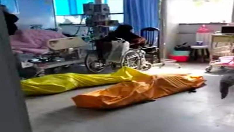 लेकिन शमशान घाट, जहां इस वायरस से होने वाली मौत के बाद बॉडीज जलाई जा रही है, वहां काम करने वाले वर्कर्स ने बताया कि हर दिन वो 100 से अधिक लाशें जला रहे हैं।