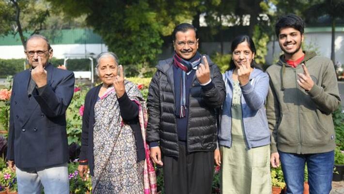 Delhi Election 2020: Incumbent CM Kejriwal votes along with his family Delhi Election 2020: Incumbent CM Kejriwal votes along with his family