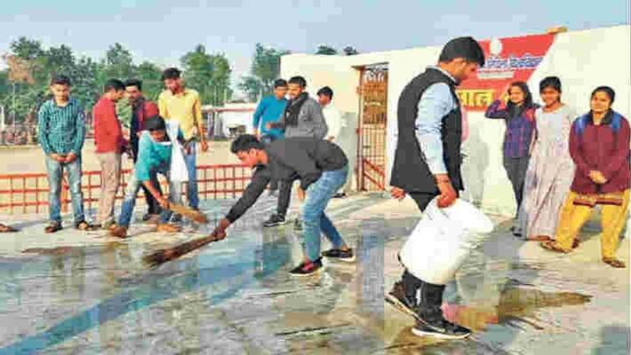 lnmu swept the stage with ganga water which kanhaiya kumar used for speech pra lnmu swept the stage with ganga water which kanhaiya kumar used for speech pra