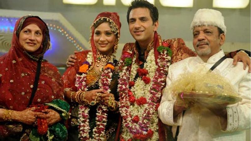 सारा खान और अली मर्चेंट की लव स्टोरी भी बिग बॉस में ही शुरू हुई थी। यहीं, अली ने सारा को प्रपोज किया था। दोनों ने शो में शादी भी की थी। हालांकि, इनका रिश्ता ज्यादा समय तक नहीं चला और शादी के दो महीने में ही अलग हो गए थे।