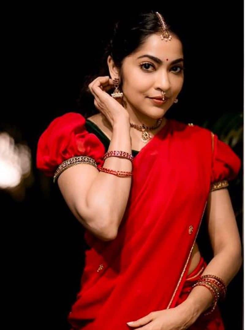 vj ramya half saree wear give the pose amazing photos